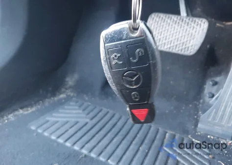 2015 Mercedes-Benz C 300 4Matic z USA, uszkodzony, nr VIN 55SWF4KB3FU009587